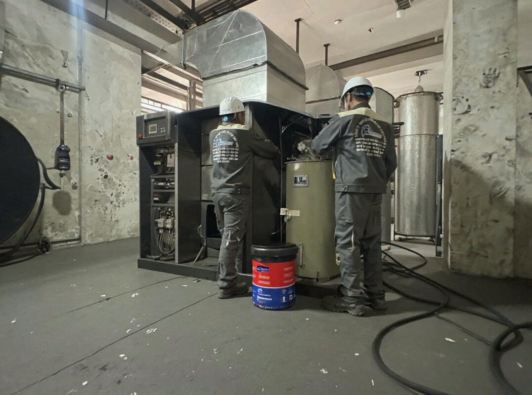 thợ việt nhật đang sửa máy nén khí lại bắc giang tại các KCN Quang Châu