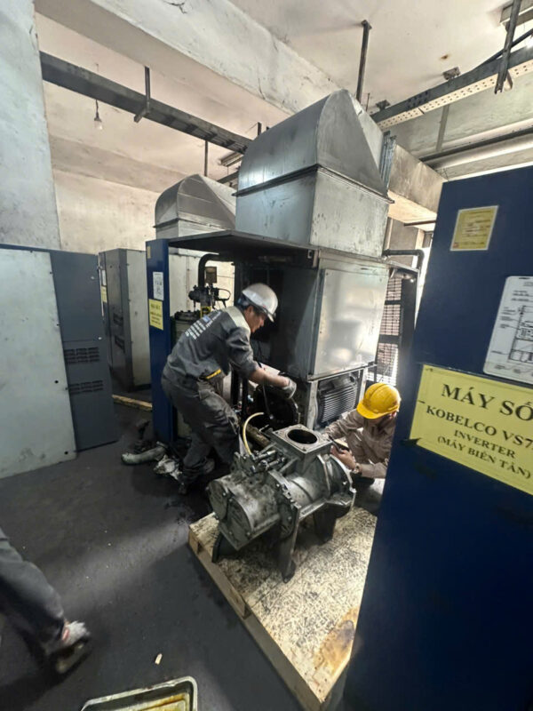 Dịch vụ sửa máy nén khí gần nhất: Thợ đang tháo máy để đại tu đầu nén