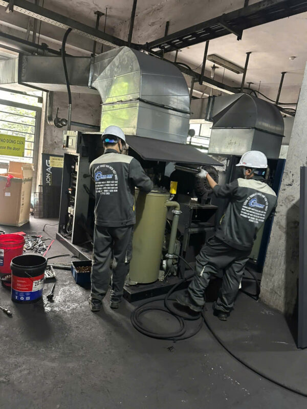 Xử lý xì dầu đầu nén máy trục vít khi sửa máy nén khí gần nhất tận nơi