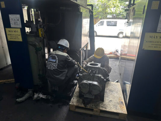Đội ngũ kỹ thuật đang sửa máy nén khí gần nhất tại xưởng Hà Nội