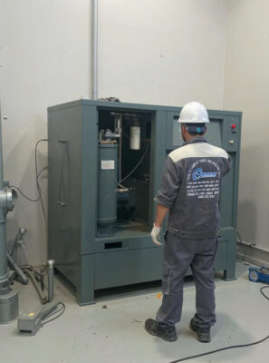 Kỹ thuật viên Việt Nhật đang kiểm tra đại tu đầu nén máy nén khí trục vít Hitachi Nhật bãi cho một xưởng cơ khí tại huyện Tam Đường, Lai Châu.