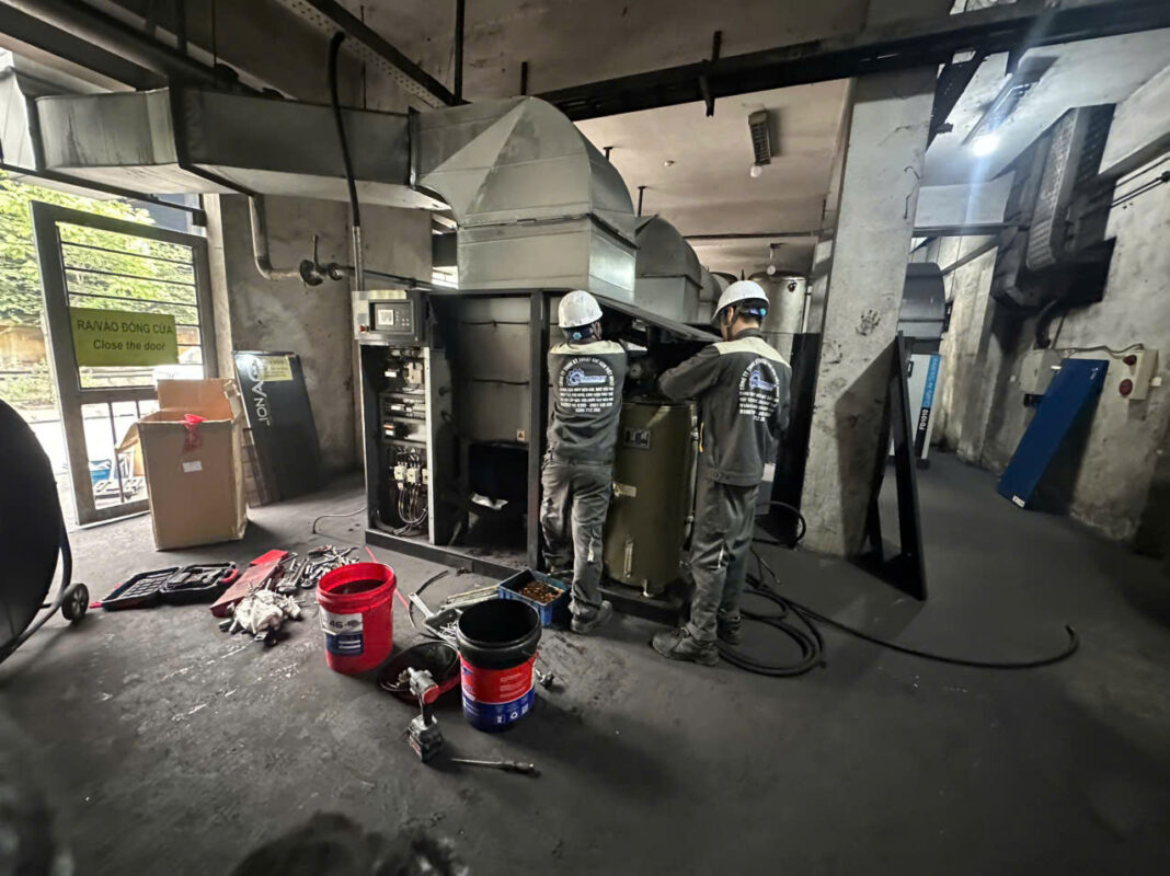 Đội ngũ kỹ thuật viên chuyên nghiệp Việt Nhật lắp đặt hệ thống khí nén trung tâm