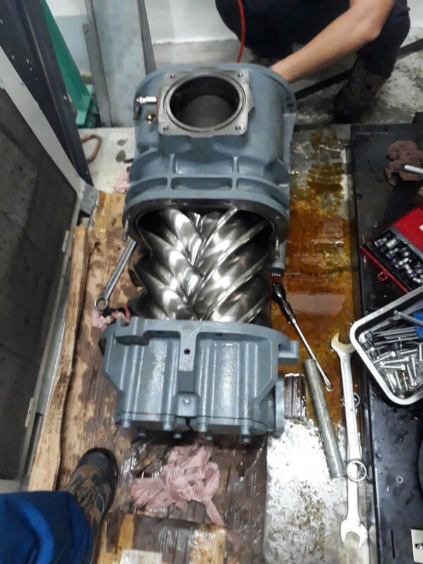 Cận cảnh cặp trục vít máy nén khí sau khi được vệ sinh sạch keo dầu