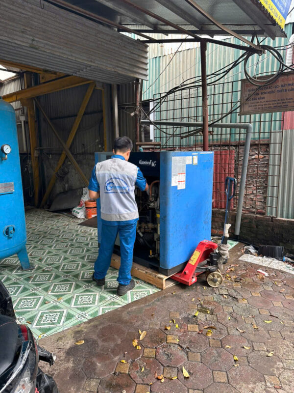 Kỹ thuật viên khắc phục lỗi máy nén khí bị nhiệt độ cao