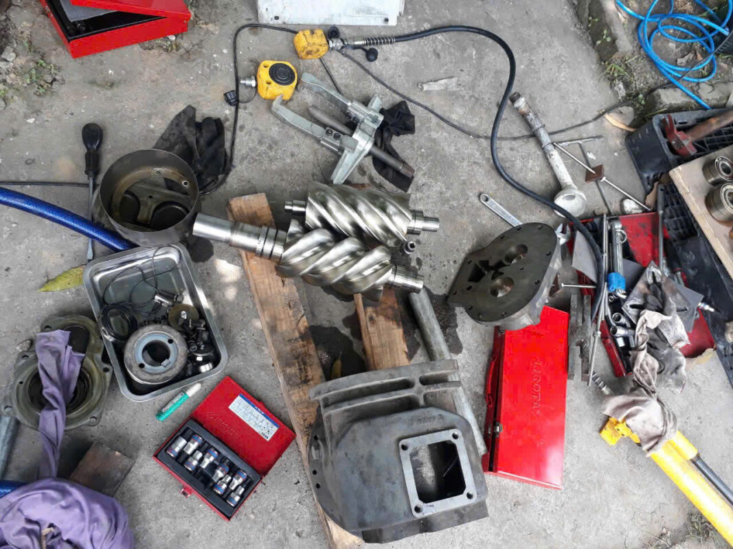 Toàn cảnh các linh kiện trục vít, vòng bi và bộ dụng cụ tháo lắp chuyên dụng được sử dụng trong ca sửa chữa máy nén khí bãi Nhật