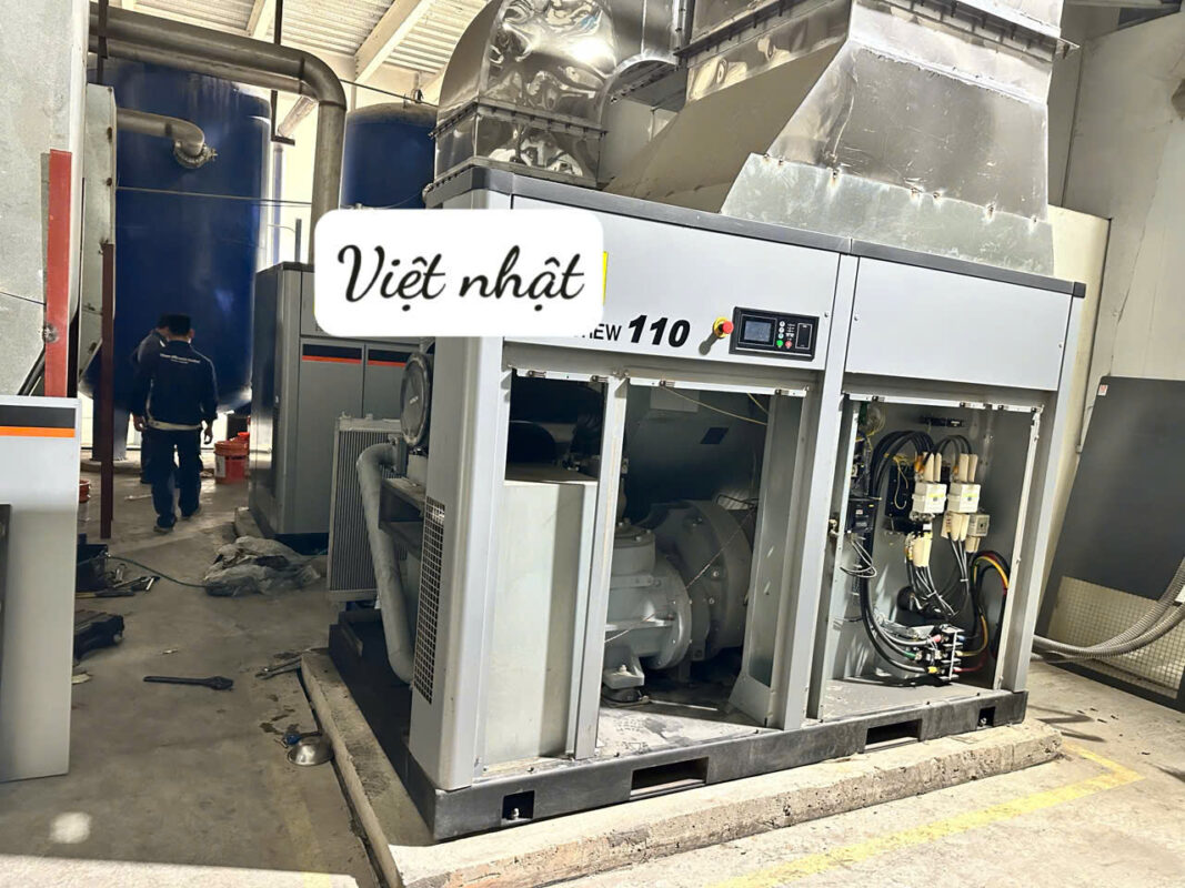 Kỹ thuật viên của Việt Nhật đang tiến hành bảo dưỡng, sửa chữa máy nén khí trục vít tại một nhà xưởng ở quận Hoàn Kiếm, Hà Nội