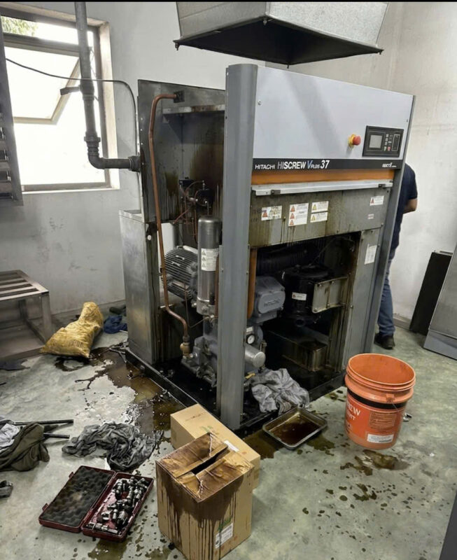 Lỗi máy nén khí rò rỉ dầu Hitachi Hiscrew Vplus 37 nghiêm trọng tại hiện trường sửa chữa.