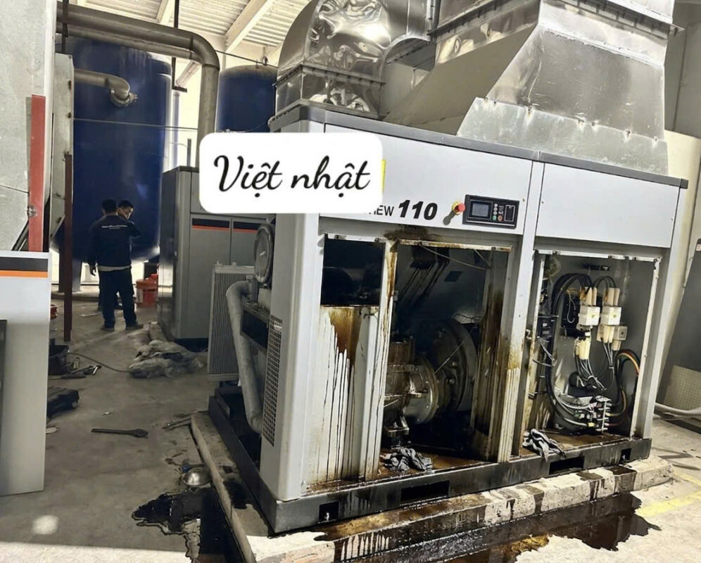 Hiện trường sửa chữa máy nén khí trục vít bị rò rỉ dầu do hỏng phớt chặn dầu.