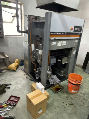Dịch vụ sửa chữa máy nén khí Hitachi HISCREW VPLUS 37 bị lỗi nhiệt độ cao, vệ sinh đầu nén tại xưởng.