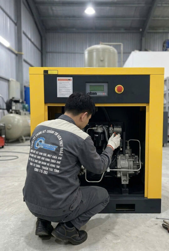 Kỹ thuật viên của Chánh Trực đang kiểm tra hệ thống điều khiển điện và van điện từ bên trong khoang máy nén khí trục vít FirstAir FAS 15.