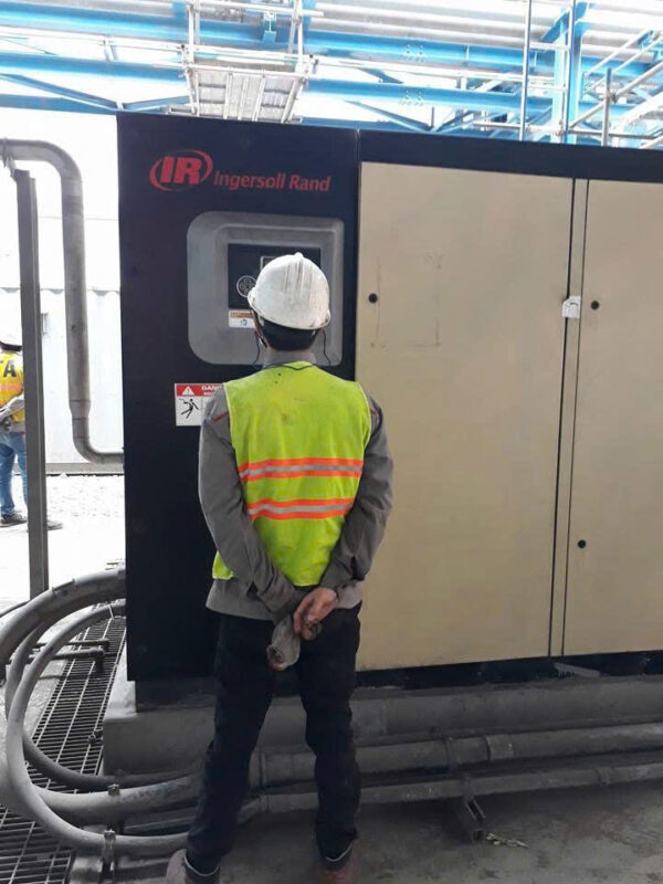 Kỹ thuật viên đang kiểm tra và sửa máy nén khí tại nhà máy khách hàng khu vực Nam Từ Liêm
