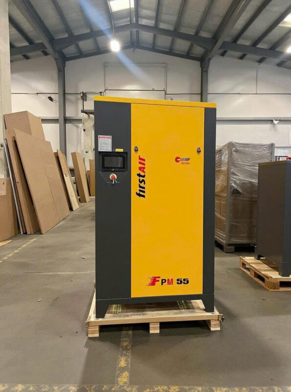 Máy nén khí trục vít biến tần FirstAir FPM 55 công suất 55kW nhìn từ phía trước