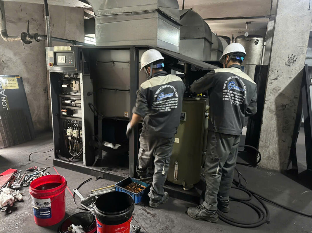Kỹ thuật viên thực hiện bảo dưỡng máy nén khí trục vít định kỳ tại nhà máy