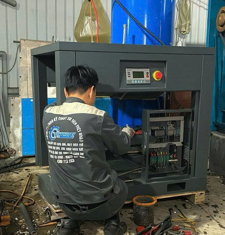 Kỹ thuật viên đang tiến hành sửa chữa hệ thống điện và bảng điều khiển máy nén khí tại Nam Từ Liêm