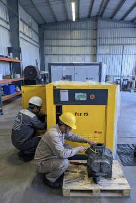 Đội ngũ kỹ thuật viên đang tiến hành đại tu, tháo rời và kiểm tra cụm trục vít của máy nén khí FirstAir model FAS 15 tại nhà xưởng.