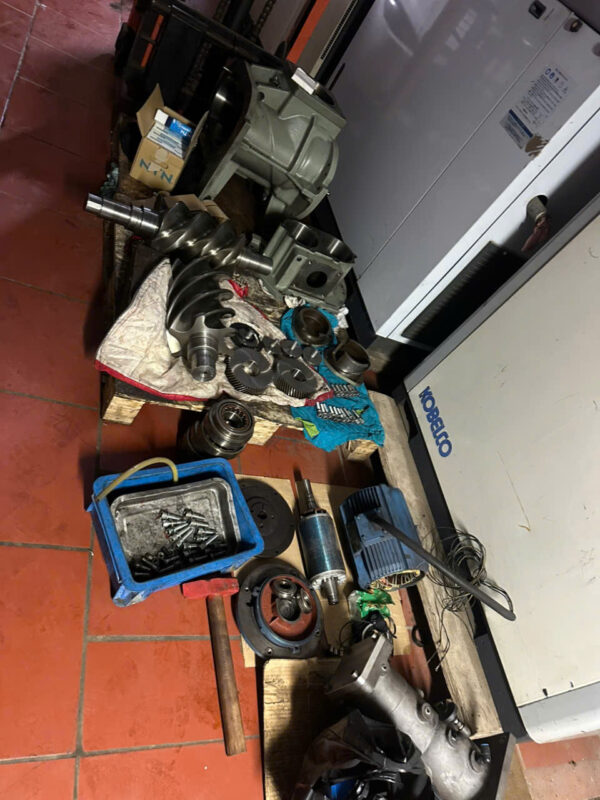 Cận cảnh các linh kiện chính hãng của đầu nén máy nén khí Kobelco trục vít được tháo rời để đại tu và thay thế vòng bi.