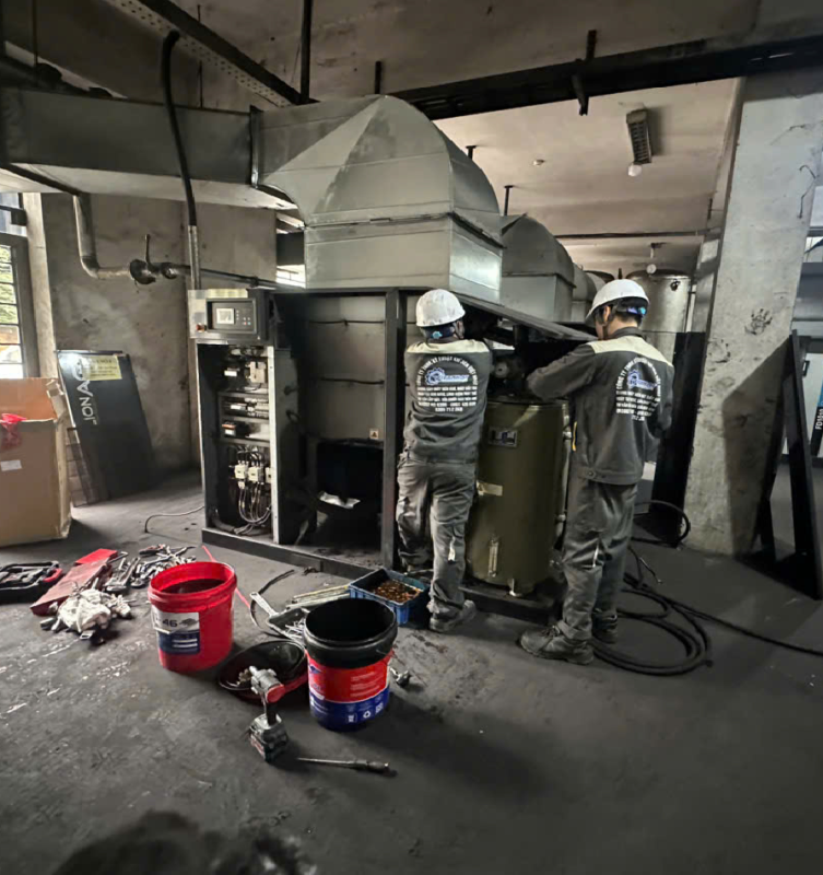 Đội ngũ kỹ thuật viên Việt Nhật đội mũ bảo hiểm chuyên nghiệp đang đại tu hệ thống khí nén trung tâm cho nhà máy Hanel tại quận Long Biên.