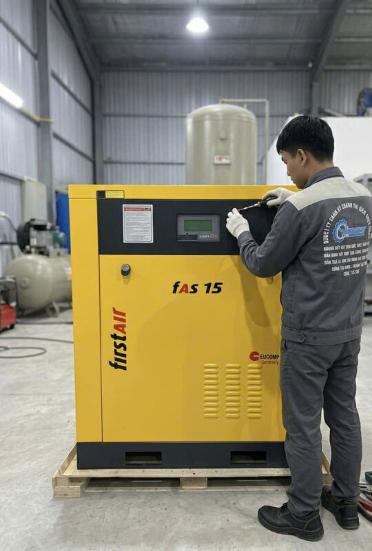 Kỹ thuật viên đang dùng dụng cụ chuyên dụng để tinh chỉnh bảng điều khiển LCD và các phím chức năng trên máy nén khí FirstAir FAS 15.