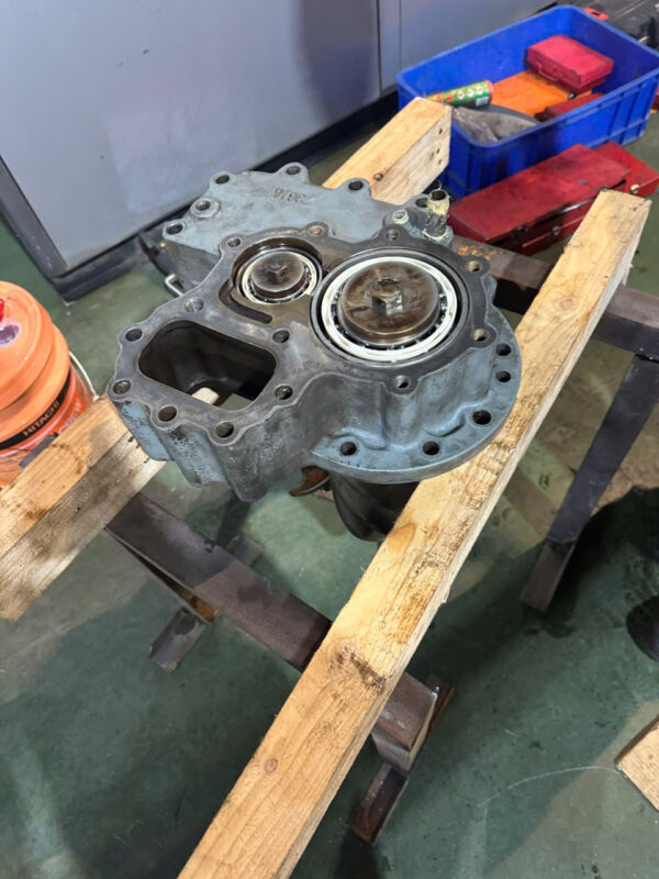 Kỹ thuật viên Việt Nhật đang tiến hành tháo cụm vòng bi cũ để đại tu đầu nén trục vít