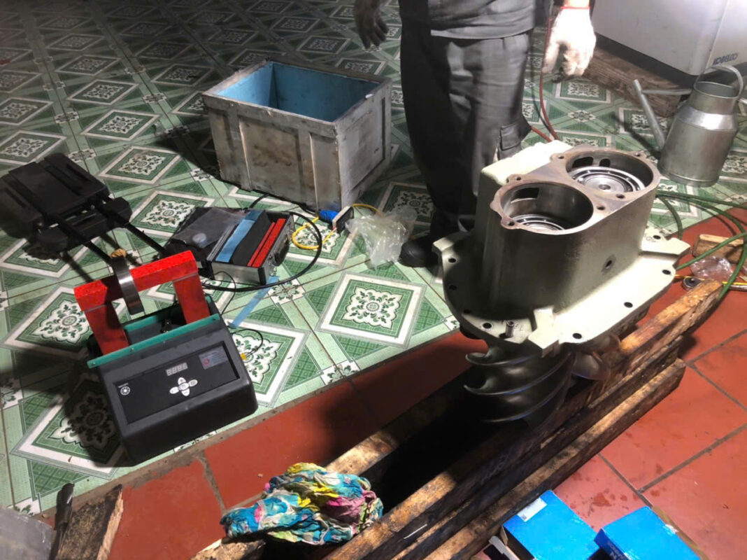 Việt Nhật sử dụng các thiết bị đo kỹ thuật số chuyên dụng để cân bằng động và đo độ rungtrong khi đại tu đầu nén trục vít