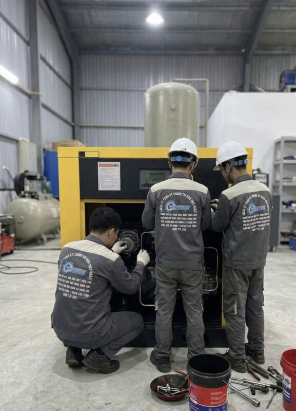 Đội ngũ kỹ thuật thực hiện bảo dưỡng định kỳ đầu nén máy nén khí trục vít để đảm bảo tuổi thọ 60.000 giờ vận hành.