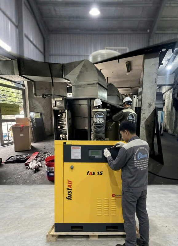 Kỹ sư thực hiện lắp đặt máy nén khí trục vít First Air FAS 15 công suất 15HP cho hệ thống khí nén nhà máy sản xuất. Kỹ sư thực hiện lắp đặt máy nén khí trục vít First Air FAS 15 công suất 15HP cho hệ thống khí nén nhà máy sản xuất.