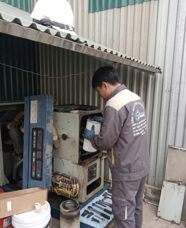 Kỹ thuật viên thay lọc gió máy nén khí trục vít định kỳ tại xưởng dệt Nam Định - Giải pháp chống bụi bẩn